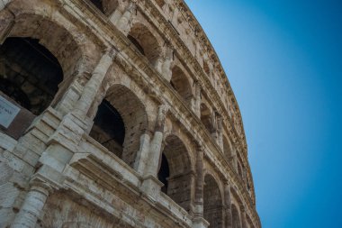Roma, İtalya 'da turizm otobüsü ve Kolezyum