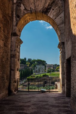 Roma, İtalya 'daki Kolezyum' dan görülen Konstantin Kemeri.