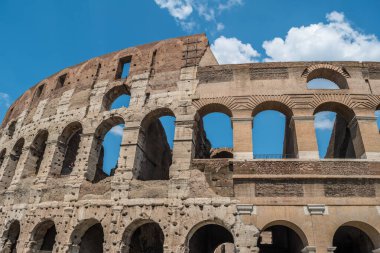 Roma, İtalya 'daki Kolezyum' dan Venüs ve Roma Tapınağı 'nın fotoğrafını çeken turist