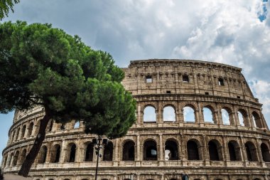 Old Street Lamppot ve Roma, İtalya 'daki Kolezyum