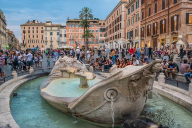 Fontana della Barcaccia ve İtalya 'daki Spagna Meydanı' ndaki Şapel