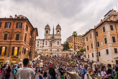 Fontana della Barcaccia ve İtalya 'daki Spagna Meydanı' ndaki Şapel