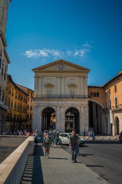 İtalya, Pisa 'daki Arno nehri üzerindeki Mezzo köprüsü.