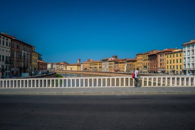 İtalya 'nın Pisa kentindeki Arno Nehri kıyısında inşa ediliyor.