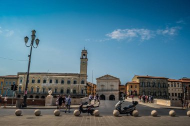 İtalya 'nın Pisa kentindeki Arno Nehri kıyısında inşa ediliyor.