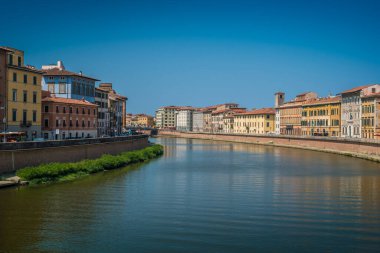 İtalya 'nın Pisa kentindeki Arno Nehri kıyısında inşa ediliyor.