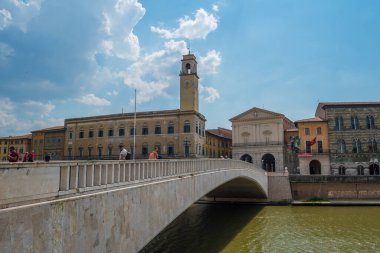 Mucizeler Meydanı, Pisa Vaftizhanesi, Pisa Katedrali ve İtalya, Toskana 'daki Eğik Pisa Kulesi.