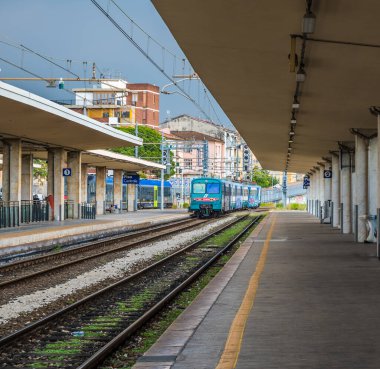 Tuscany, İtalya 'daki Pisa merkez istasyonundaki tren.