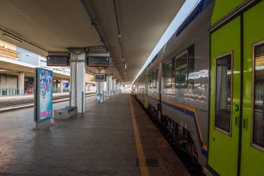 Tuscany, İtalya 'daki Pisa merkez istasyonundaki tren.