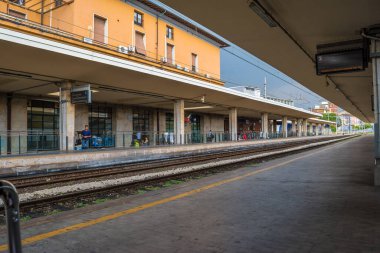 Tuscany, İtalya 'daki Pisa Centrale tren istasyonunda tren rayları