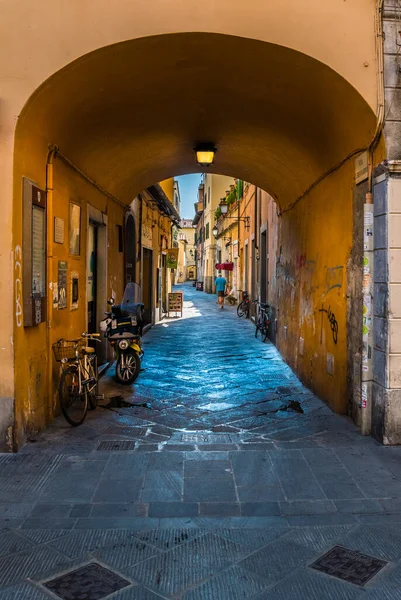 İtalya, Pisa 'da Corso Italia caddesinde San Domenico Kilisesi.