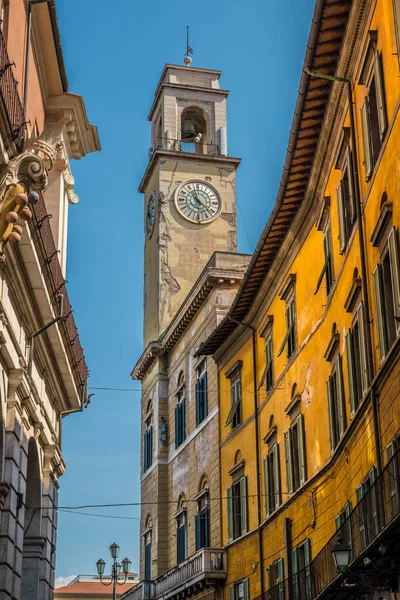 İtalya, Pisa 'daki Pretorio Sarayı' nın Kulesi