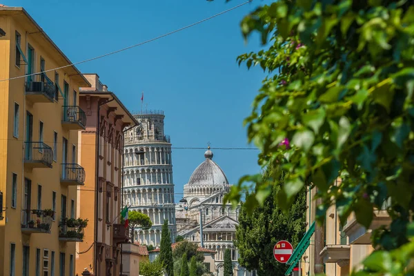 イタリアのトスカーナにあるピサの塔とピサの大聖堂の一部を望むミラコリ広場への道 — ストック写真