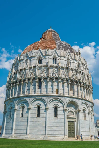 İtalya 'nın Toskana kentindeki Mucizeler Meydanı' ndaki Pisa Katedrali ve Campanile (Eğik Pisa Kulesi)