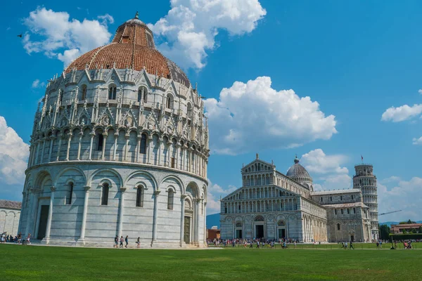Mucizeler Meydanı, Pisa Vaftizhanesi, Pisa Katedrali ve İtalya, Toskana 'daki Eğik Pisa Kulesi.