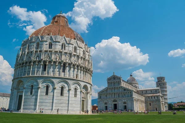 Mucizeler Meydanı, Pisa Vaftizhanesi, Pisa Katedrali ve İtalya, Toskana 'daki Eğik Pisa Kulesi.