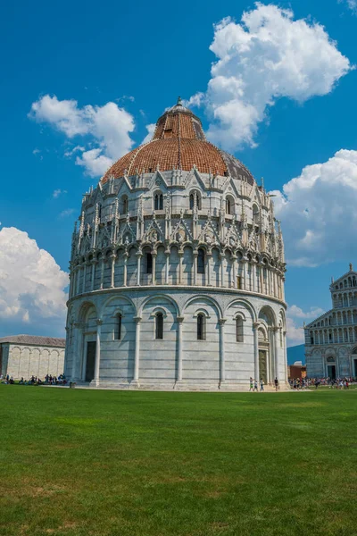 Mucizeler Meydanı, Pisa Vaftizhanesi, Pisa Katedrali ve İtalya, Toskana 'daki Eğik Pisa Kulesi.