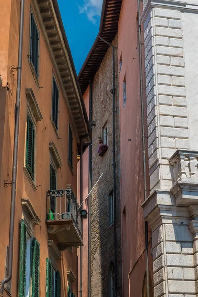 Mucizeler Meydanı, Pisa Vaftizhanesi, Pisa Katedrali ve İtalya, Toskana 'daki Eğik Pisa Kulesi.