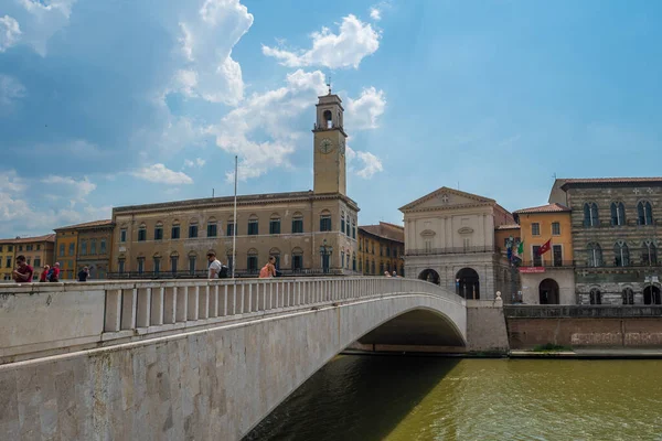 Mucizeler Meydanı, Pisa Vaftizhanesi, Pisa Katedrali ve İtalya, Toskana 'daki Eğik Pisa Kulesi.