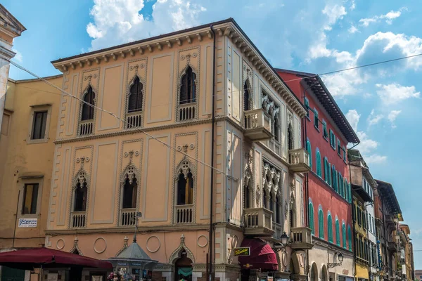 Fachada Edificio Típico Italiano Con Colores Vivos Pisa Italia — Foto de Stock