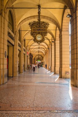 İtalya 'nın neredeyse tüm Bologna kentindeki yayaları koruyan Portikolar' dan birinin sütunu.