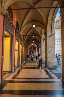 İtalya 'nın Bologna kentindeki Piazza Maggiore' da bulunan Dell 'Argengo Tower' lı ünlü Palazzo del Podesta binası.