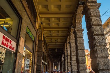 İtalya 'nın neredeyse tüm Bologna kentindeki yayalara koruma sağlayan güzel Portikolar.