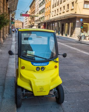 Bologna, Emilia-Romagna, İtalya 'nın ana caddelerinin kesiştiği yerde günlük yaşam