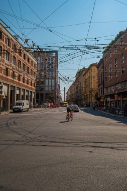 Bologna, Emilia-Romagna, İtalya 'nın ana caddelerinin kesiştiği yerde günlük yaşam