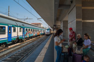 Bologna, Emilia-Romagna, İtalya 'nın ana caddelerinin kesiştiği yerde günlük yaşam