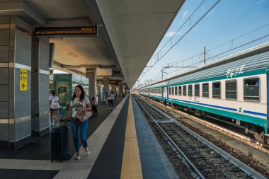 Bologna, Emilia-Romagna, İtalya 'nın ana caddelerinin kesiştiği yerde günlük yaşam