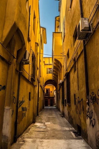Центре Болоньи Италия Феерическая Узкая Улица Разноцветными Стенами — стоковое фото