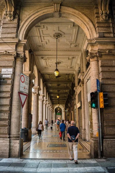 Bolonya, Emilia-Romagna, İtalya 'nın merkezinde renkli duvarları olan tipik dar bir sokak.