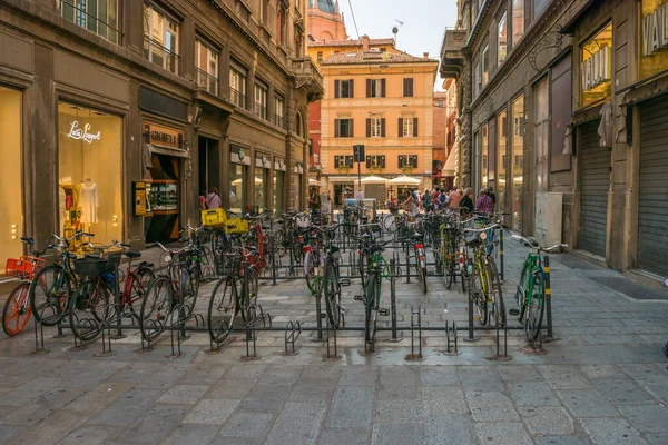 İtalya 'nın Bologna kentindeki Piazza Maggiore' da bulunan Dell 'Argengo Tower' lı ünlü Palazzo del Podesta binası.