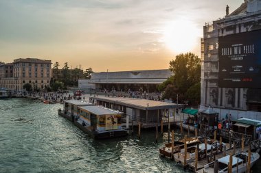 Venedik, İtalya 'daki Büyük Kanal' ın kıyısında gondoldan inen turistler