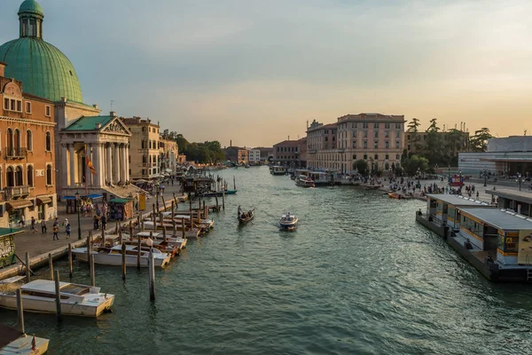 Turistas Desembarcando Una Góndola Orillas Del Gran Canal Venecia Italia — Foto de Stock