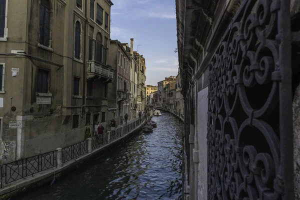 İtalyan mimarisine sahip binalar, Venedik, İtalya 'nın su sokakları veya kanallarının cazibesi