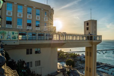 Aşağı şehirdeki Salvador şehrinin anıtı, Brezilya 'nın Bahia eyaletindeki Salvador şehrindeki Lacerda Asansörü' nün yanında.