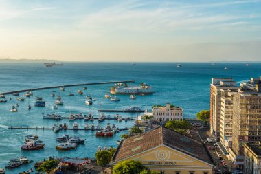Salvador, Bahia, Brezilya 'daki güneş ışınlarıyla Lacerda Asansörü manzarası