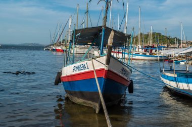 Brezilya, Salvador 'daki Ribeira rıhtımına demirlemiş bir balıkçı teknesi.