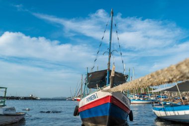 Brezilya, Salvador 'daki Ribeira rıhtımına demirlemiş bir balıkçı teknesi.