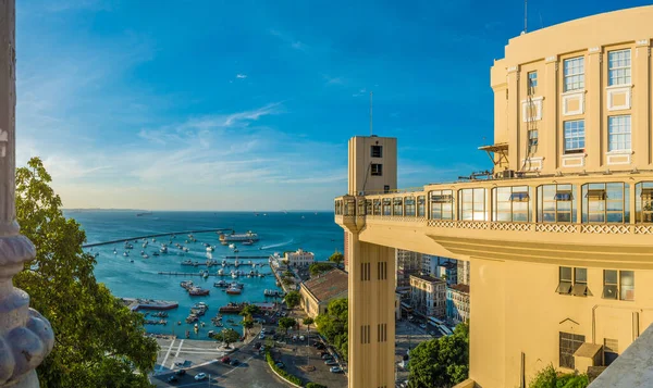Salvador, Bahia, Brezilya 'daki güneş ışınlarıyla Lacerda Asansörü manzarası
