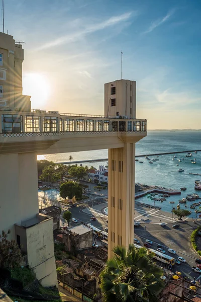 Salvador, Bahia, Brezilya 'daki güneş ışınlarıyla Lacerda Asansörü manzarası
