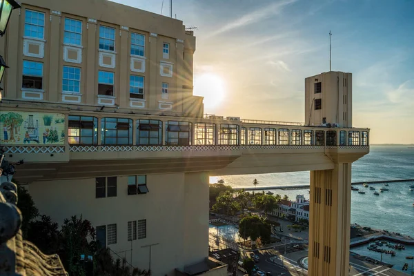 Aşağı şehirdeki Salvador şehrinin anıtı, Brezilya 'nın Bahia eyaletindeki Salvador şehrindeki Lacerda Asansörü' nün yanında.