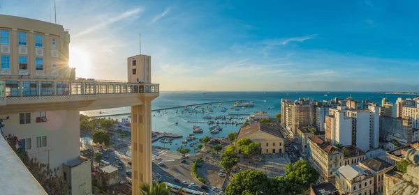 Salvador, Bahia, Brezilya 'daki Lacerda Asansörü, Model Tüccar ve Azizler Körfezi' nin Panoramik Manzarası