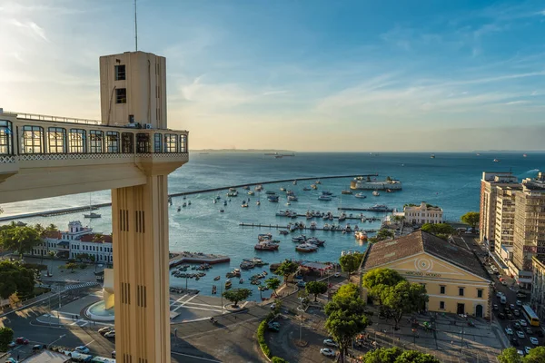 Salvador, Bahia, Brezilya 'daki güneş ışınlarıyla Lacerda Asansörü manzarası
