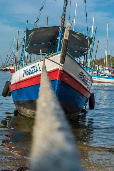 Brezilya, Salvador 'daki Ribeira rıhtımına demirlemiş bir balıkçı teknesi.