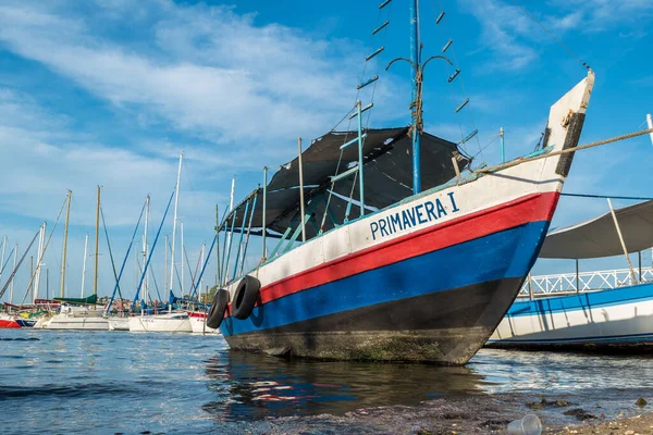 Brezilya, Salvador 'daki Ribeira rıhtımına demirlemiş bir balıkçı teknesi.