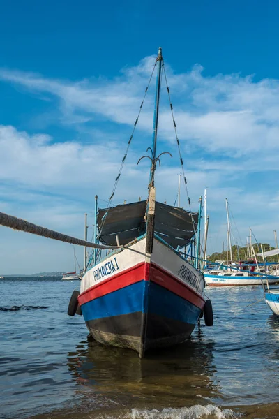 Brezilya, Salvador 'daki Ribeira rıhtımına demirlemiş bir balıkçı teknesi.