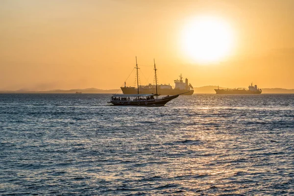 Brezilya, Salvador 'daki tüm azizlerin körfezinde gün batımında yelken açan bir sürat teknesi.